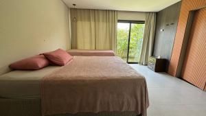 サン・ホッキにあるCasa de Campo Luz da Luaの赤い枕が置かれたベッドのある寝室 +45枚の写真