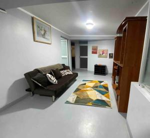 uma sala de estar com um sofá e um tapete em Departamento amplio céntrico em Huaraz