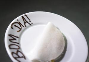 un morceau de nourriture sur une assiette avec du chocolat dans l'établissement Fiesta Bahia Hotel, à Salvador