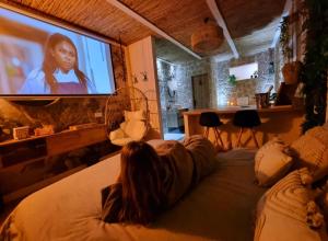 Telewizja i/lub zestaw kina domowego w obiekcie Les Spas de la mer, Suite & Spa, Love room, Plein Cœur du Grau