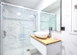 Ένα μπάνιο στο Modern Love Flat
