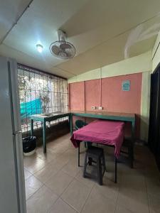 une chambre avec une table et un banc dans l'établissement Wide Mouth Frog Conchal, à Brasilito