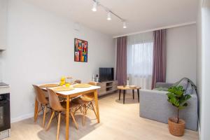 sala de estar con mesa y comedor en Apartament Mały Książę, en Chełm