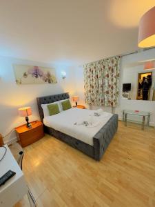 a bedroom with a large bed and a desk at Bright Budget Studio Apartment In Central London in London