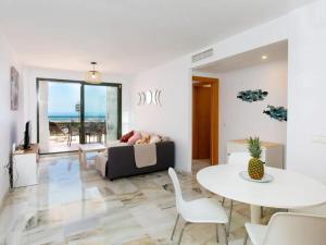 - un salon avec un canapé et une table dans l'établissement Sunflower Appartment, à Nerja