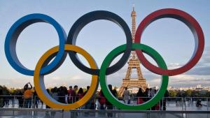 een groep ringen voor de eiffeltoren bij Appartement idéal JO / Ideal apartment rental for the Olympic Games! in Saint-Denis
