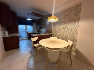 Una cocina y un comedor con mesa y sillas. en HOME GV35 By Oktheway, en Sarria