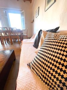 En eller flere senger på et rom på Beachfront Kalo Livadi Grandma's house in Mykonos