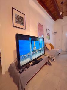 En TV eller et underholdningssystem på Beachfront Kalo Livadi Grandma's house in Mykonos