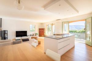 uma ampla sala de estar com uma cozinha e uma sala de estar em Appartement Terrasse plein sud en pleine nature em Aubagne