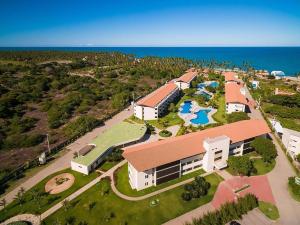 widok z powietrza na budynek z basenem w obiekcie Lindo Flat Praia dos Carneiros - Carneiros Beach Resort w mieście Praia dos Carneiros