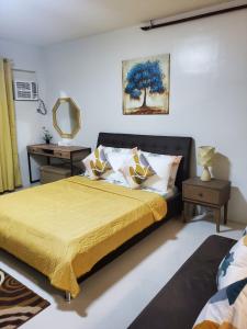 um quarto com uma cama e um espelho na parede em DELUXE ROOM Queen Bed & Sofa Bed with Balcony and Swimming Pool at PPS em Puerto Princesa