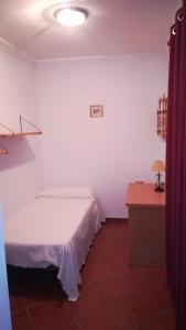 Hostal Colon Antequera tesisinde bir odada yatak veya yataklar