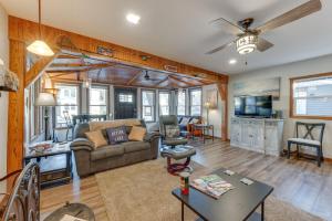 uma sala de estar com um sofá e uma mesa em Cozy Clear Lake Home - Walk to Town and Boat Dock! em Clear Lake