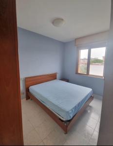 una camera con letto e finestra di Mare Blu Apartment a Campomarino