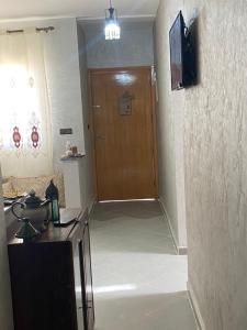 korytarz z drewnianymi drzwiami w pokoju w obiekcie عقار الشرق الداخلة w mieście Dakhla