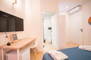 TV a/nebo společenská místnost v ubytování Sunscape Rooms Cagliari City Center