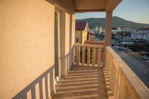 - un balcon donnant sur une rue dans l'établissement Hotel Holy, à Međugorje