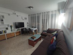uma sala de estar com um sofá e uma mesa em Piso céntrico reformado de excelente ubicación em Vinarós