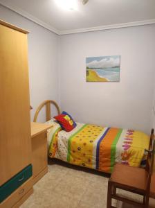 ein Schlafzimmer mit einem Bett und einer Kommode in der Unterkunft Piso céntrico reformado de excelente ubicación in Vinarós