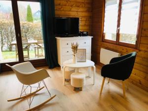 Un televizor și/sau centru de divertisment la Chalet à Gérardmer - Vue montagne - Calme & Paisible