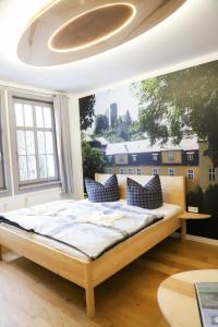 バート・ローベンシュタインにあるConny's Träumereiの大きな窓付きの客室の大型ベッド1台分です。