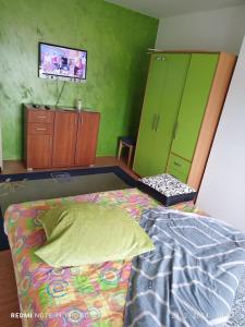 的住宿－Salvatori，一间卧室配有一张床、一个梳妆台和电视。