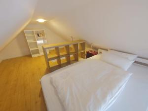 a bedroom with a white bed in a attic at Gerritz+Gäste in Meerbusch