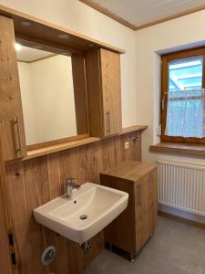 ein Bad mit einem Waschbecken und einem Spiegel in der Unterkunft Haus Jasmin in Hauzenberg