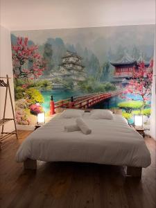 Schlafzimmer mit einem Bett mit Wandgemälde in der Unterkunft Les Petites Bulles de Massier in Vienne
