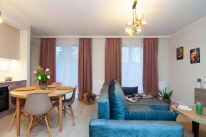 ein Wohnzimmer mit einem blauen Sofa und einem Tisch in der Unterkunft Apartament Łowca Snów in Chełm