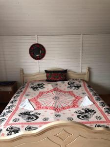 Una cama con edredón en un dormitorio en Megújult Mákvirág Vendégház en Zebegény