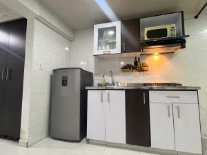 Кухня или мини-кухня в Apartamento cerca mall plaza
 +13 фотографий