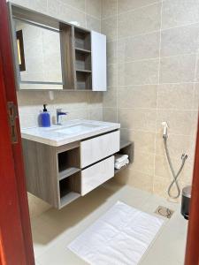 W łazience znajduje się umywalka i lustro. w obiekcie City Gem BAQ w Maskacie