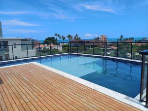 una piscina en la azotea de un edificio en CONDOMINIO PEROLA DE PORTO, en Porto de Galinhas