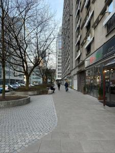 Ein Bürgersteig in einer Stadt mit Leuten, die ihn runterlaufen. in der Unterkunft Apartament Centrum Warszawy Pereca in Warschau