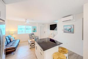 a kitchen and living room with a couch and a table at La Nereida in Marathon