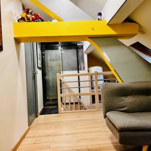 安納馬斯的住宿－Elegancia del JJM，客厅设有黄色和白色的楼梯