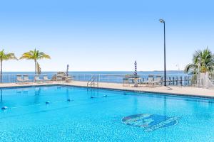 a large swimming pool with the ocean in the background at La Nereida in Marathon