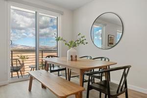 een eetkamer met een tafel en een spiegel bij Desert Daze Hideaway condo in St. George
