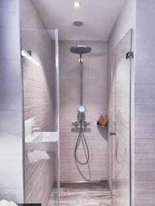 uma casa de banho com um chuveiro e um lavatório. em GLAD Spot: Zurich - Central - Design - Netflix em Zürich