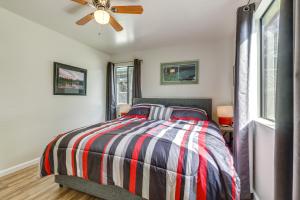 um quarto com uma cama e uma ventoinha de tecto em Convenient Santa Rosa Home with Patio, 1 Mi to Town! em Santa Rosa