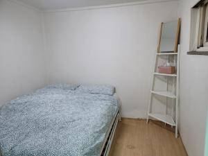 Un pat sau paturi într-o cameră la BlueBird Guesthouse - Foreign Only