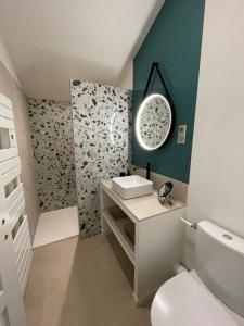 a bathroom with a white sink and a shower at La Petite Maison de Giverny - Chambres privées - Gîte 5 étoiles au Cœur du village in Giverny +41 photos