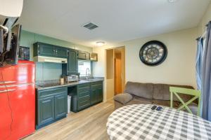 uma cozinha com armários verdes e um frigorífico vermelho em Cozy Morriston Home Near World Equestrian Center! em Morriston