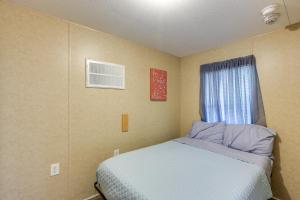 - une petite chambre avec un lit et une fenêtre dans l'établissement Cozy Morriston Home Near World Equestrian Center!, à Morriston