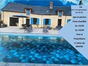 une maison avec une piscine en face de celle-ci dans l'établissement chez Alain et Sylvie, à Braine