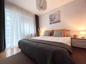 - une chambre avec un grand lit et une fenêtre dans l'établissement Apartmani Jagić - Zagreb - Maksimir, à Zagreb