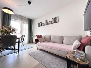 - un salon avec un canapé et une table dans l'établissement Apartmani Jagić - Zagreb - Maksimir, à Zagreb