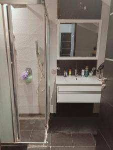 W łazience znajduje się biała umywalka i prysznic. w obiekcie Amazing villa next to the beach w mieście Nabul